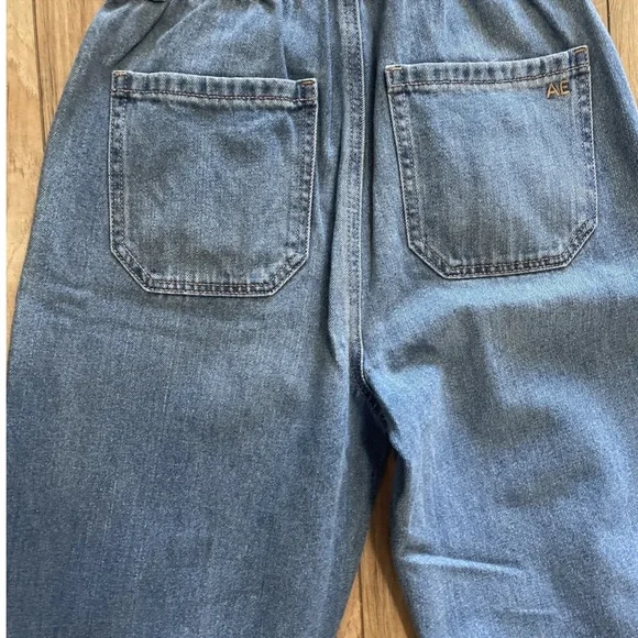 Womens American Eagle Baggy Jeans. Size 2. NWT - Picture 2 of 2